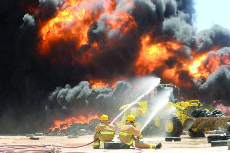 عمل كبير وسط اللهب أثناء الصيام (تصوير نايف العقلة)