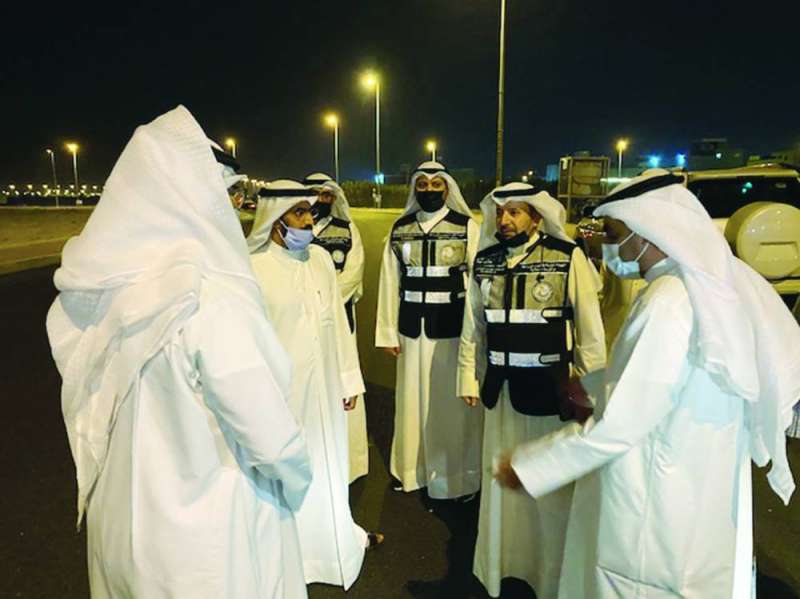 الفارسي مستمعاً لمطالب أهالي صباح الأحمد