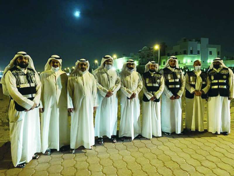 الفارسي وفريقه يتوسطان عدداً من أهالي «صباح الأحمد»