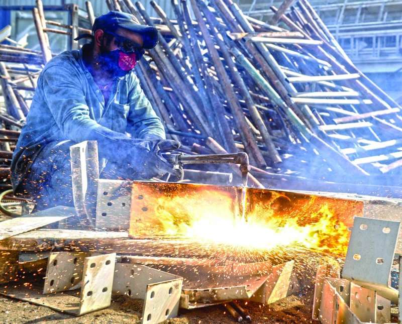 عيد العمال حل ثقيلاً في زمن الجائحة	 (تصوير سعود سالم)