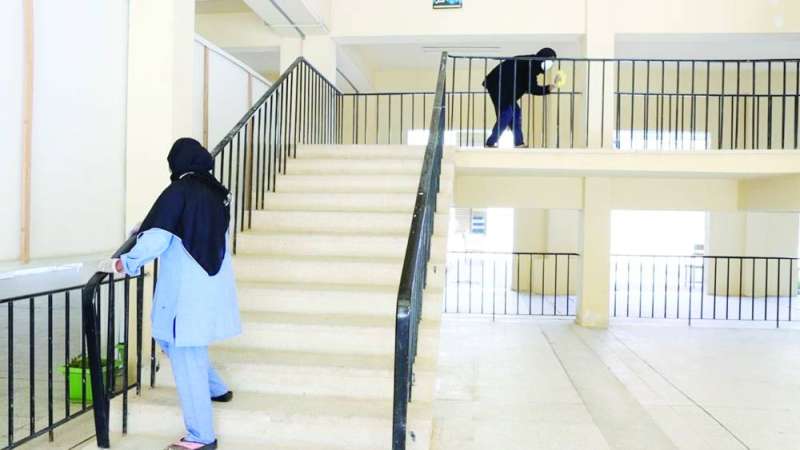 تنظيف وتعقيم الدرج والممرات بإحدى المدارس