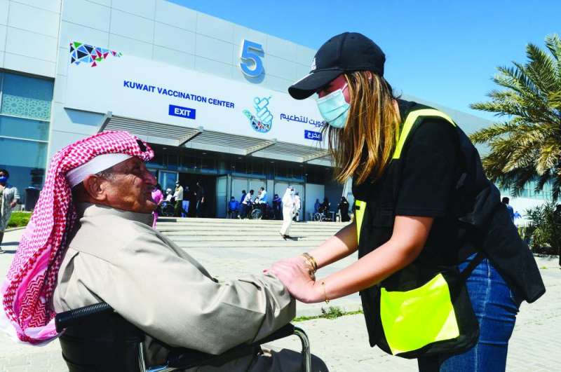 الكوادر الطبية تشعر بالظلم في كشوف مستحقي مكافآت الصفوف الأولى 	(تصوير أسعد عبدالله)