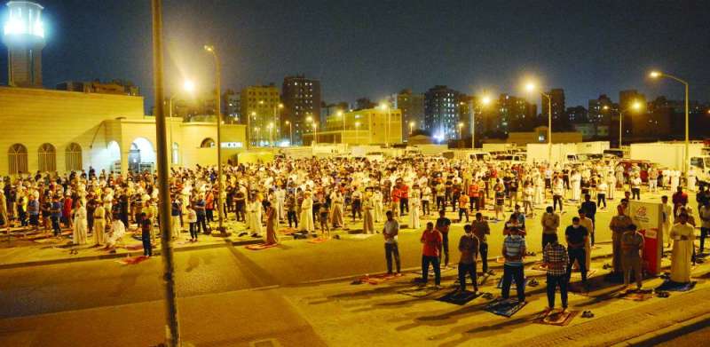 المساجد لم تستوعب المصلين الذين انتشروا في المواقف وعلى الأرصفة ليل السبت - الأحد	 (تصوير نايف العقلة)