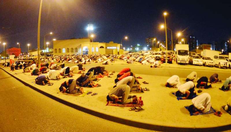 أداء الصلاة في الشوارع المحيطة بأحد المساجد