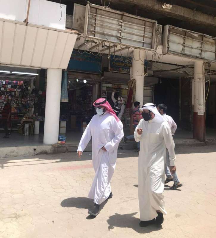 محافظ العاصمة خلال الجولة 