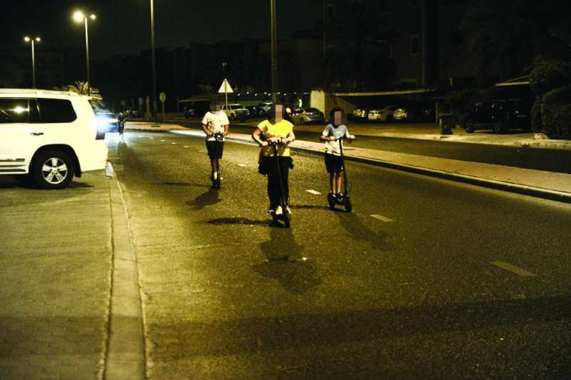 سكوتر في شارع رئيس خلال ساعات الحظر الجزئي	 (تصوير سعود سالم)