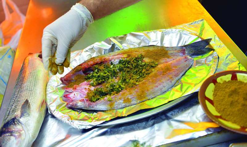 تتبيلة السمك قبل الشوي (تصوير نايف العقلة)