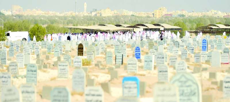 حرمة الميت مصونة أثناء نقله وغسله وتكفينه ودفنه	(تصوير نايف العقلة)