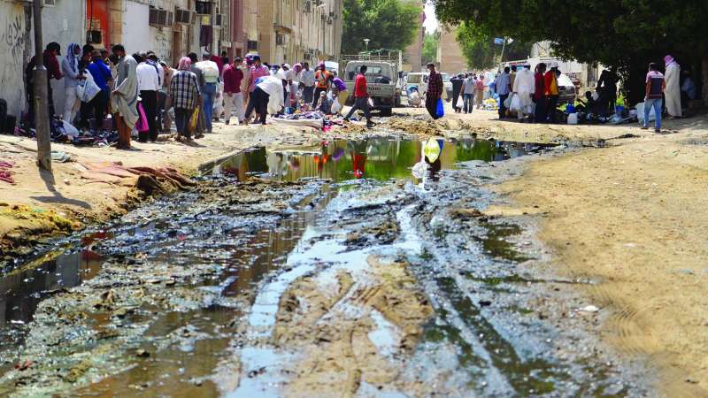طرق غير مسفلتة وسوق مخالف