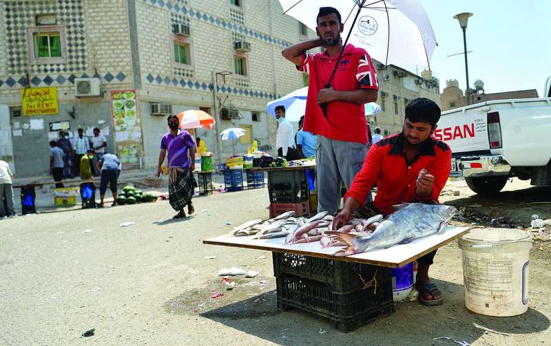 السمك يباع من دون أي اشتراطات صحية