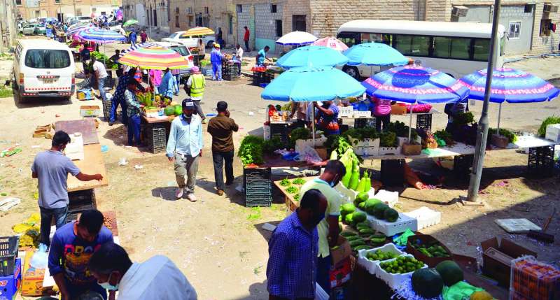 الباعة في سوق الجليب يحتمون بالمظلات من أشعة الشمس	 (تصوير نايف العقلة)