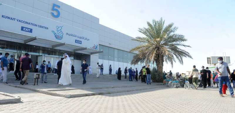 تواصل الإقبال الكثيف على مركز التطعيم في أرض المعارض (تصوير سعود سالم)