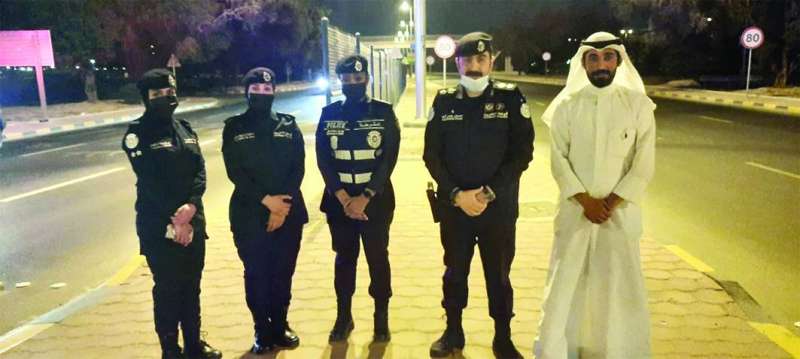 النقيب حسين أسد وعناصر الشرطة النسائية مع الزميل نايف كريم