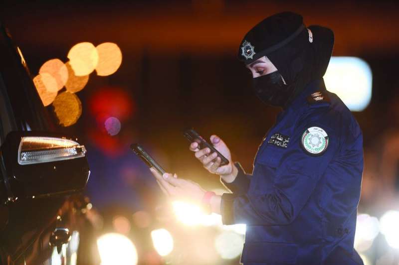 تدقيق على تصريح الخروج		(تصوير أسعد عبدالله)