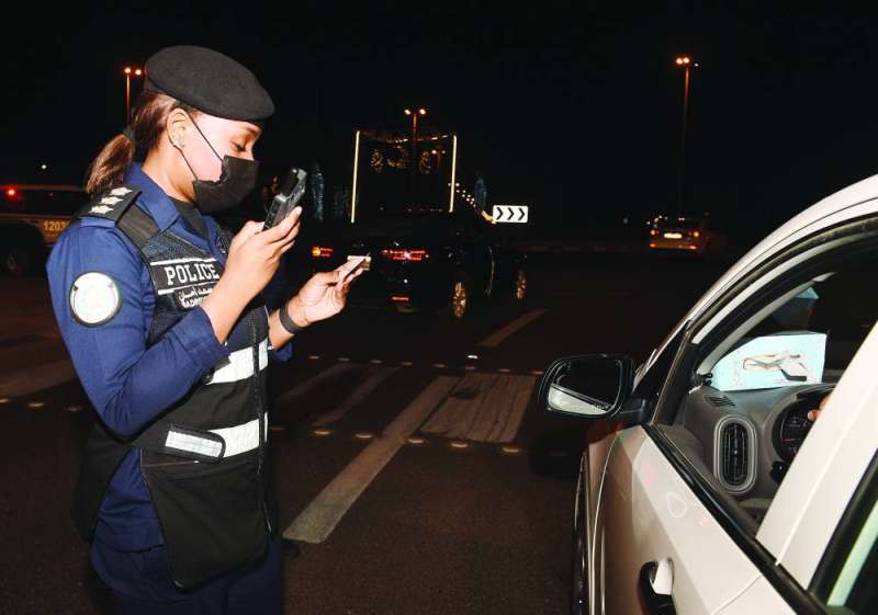 النقيب بدرية سعد تدقق على البيانات