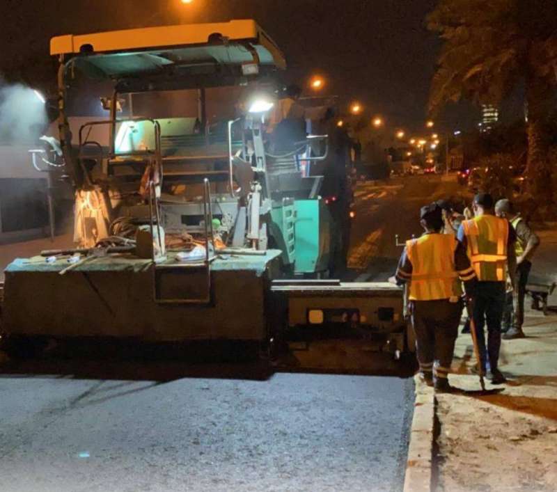 جانب من عمليات فرش الأسفلت