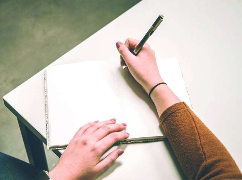 اختبارات الطلبة العالقين... ورقية في السفارات أم إلكترونية عن بُعد؟