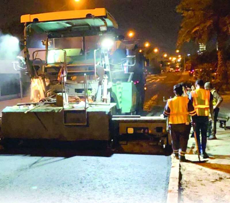 الأشغال فرشت 162 ألف متر مربع أسفلت في 13 موقعاً خلال أسبوع