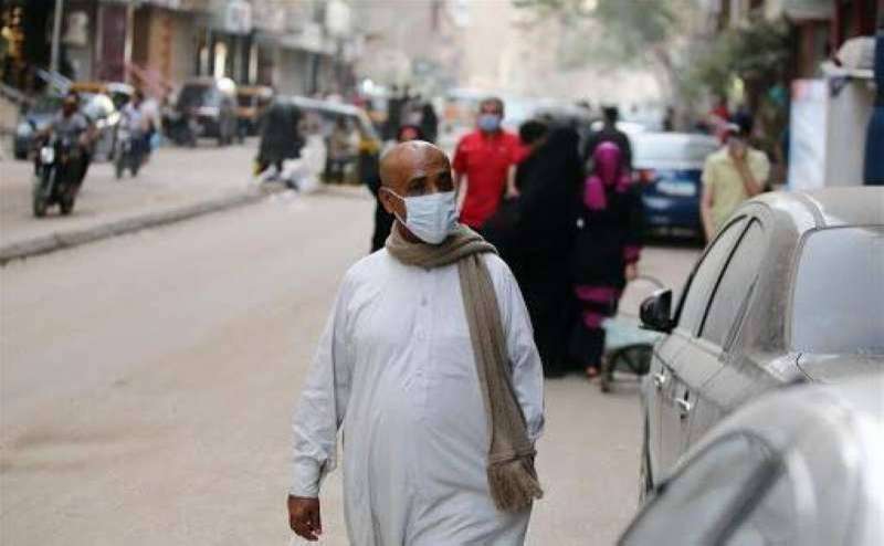 مصري يرتدي الكمامة في أحد شوارع القاهرة