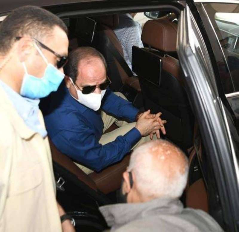 السيسي يستمع إلى مواطن مصري خلال جولة تفقدية لمشروعات شرق القاهرة