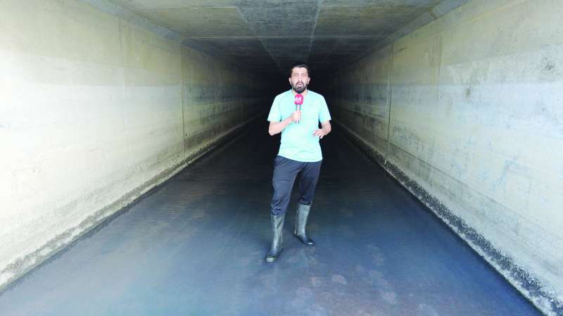 الزميل غانم السليماني خلال معاينته مجرور الصرف الصحي