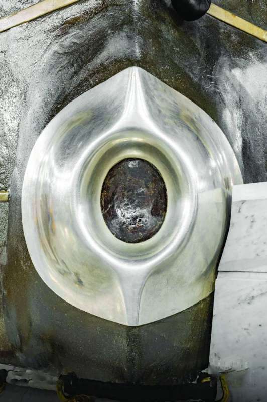 الإطار الفضي للحجر الأسود