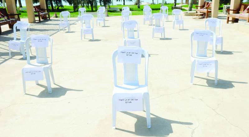 الكراسي تعتصم بدلا من الطلبة	 (تصوير سعود سالم)