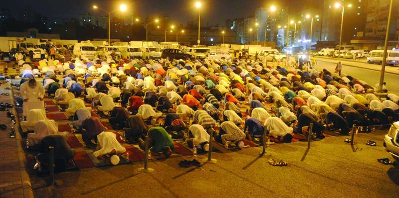 مصلون في الفروانية غصت بهم المساجد فانتشروا على الأرصفة ومواقف السيارات 	(تصوير سعود سالم)