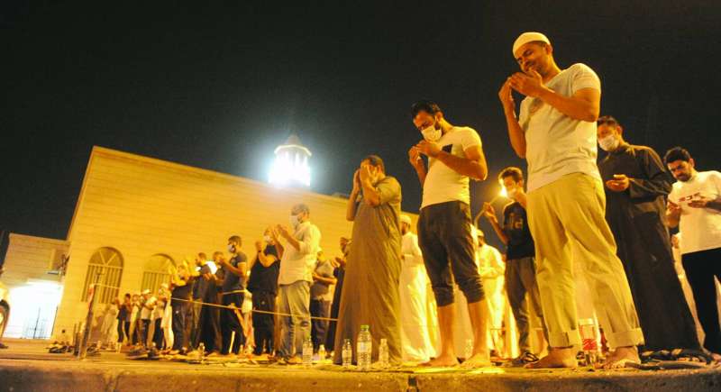 أكف الدعاء مرفوعة إلى الله عز وجل