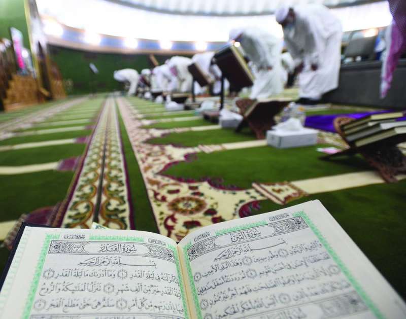 مُصلّون راكعون بين يدي الله في مسجد فاطمة	 (تصوير أسعد عبدالله)