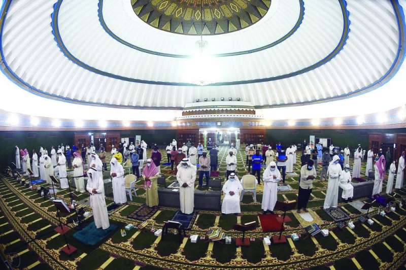 قيام الليل في مسجد فاطمة في ضاحية عبدالله السالم  (تصوير أسعد عبدالله) 