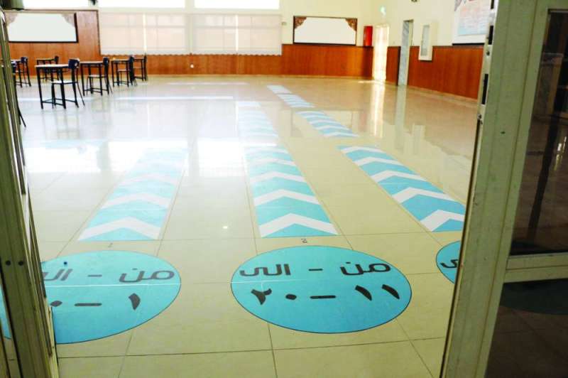 علامات وأسهم إرشادية في قاعة مجهزة للاختبارات