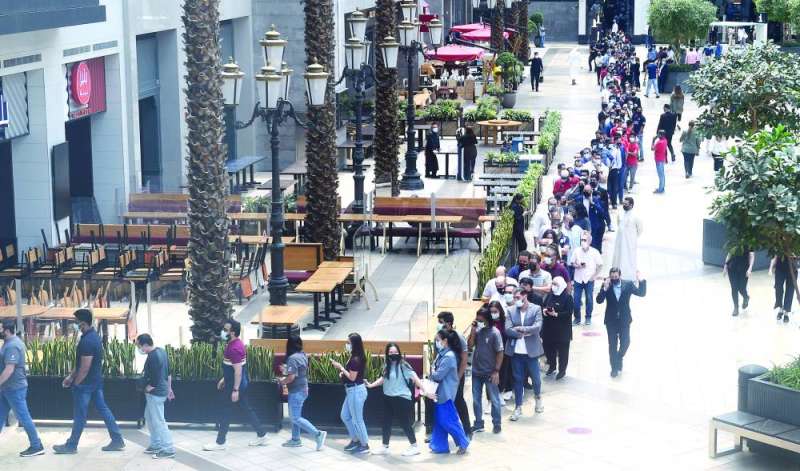 كثافة في الإقبال على التطعيم في الأفنيوز أمس (تصوير أسعد عبدالله)