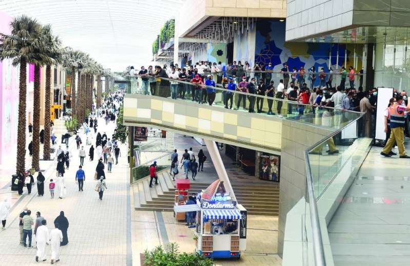 جموع الموظفين في «الأفنيوز» ينتظرون تلقي اللقاح	(تصوير اسعد عبدالله)