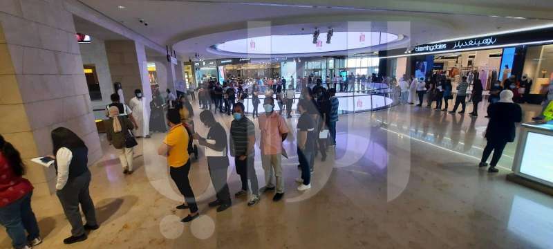 موظفون من «360» و«الكوت» في انتظار التطعيم 