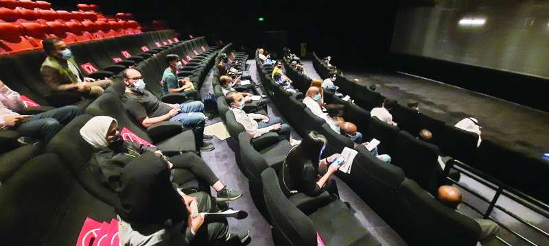 موظفون في قاعة السينما ينتظرون دورهم للتطعيم