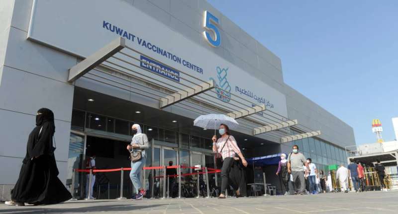 جهود مستمرة في مركز التطعيم بأرض المعارض (تصوير سعود سالم)