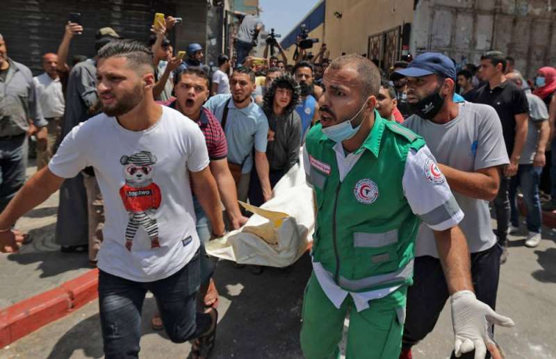  فلسطينيون يحملون جثمان أحد شهداء الغارات الإسرائيلية على غزة 