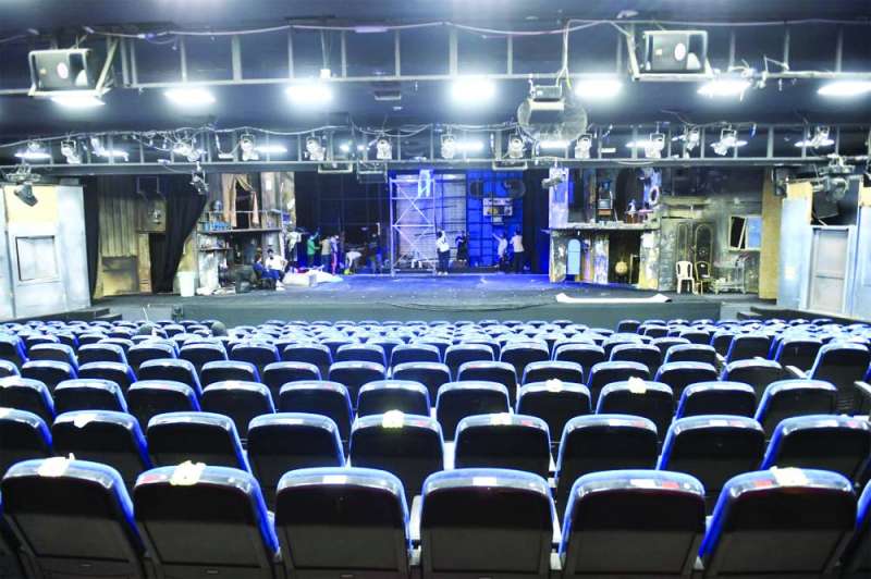 التحضيرات قائمة في مسرح الحملي 	(تصوير أسعد عبدالله)