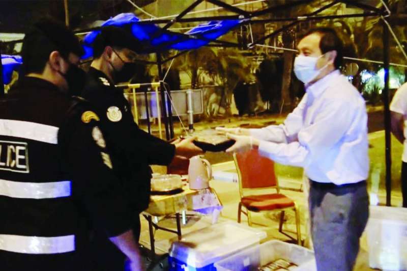 السفير قانغ مقدماً وجبة إفطار لضابط النقطة