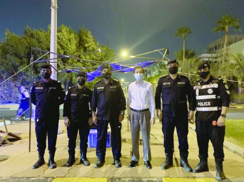 ...ومتوسطاً ضباط وعناصر الحاجز