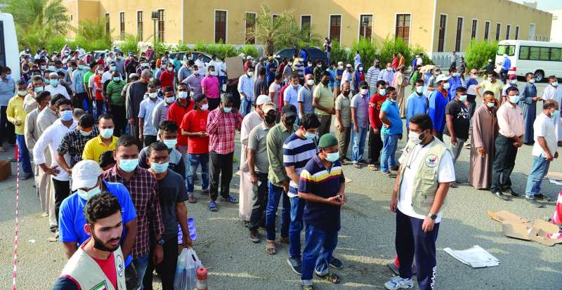 آلاف العمالة استفادت من مشروع إفطار الصائم لجمعية الإغاثة الإنسانية	(تصوير نايف العقلة)