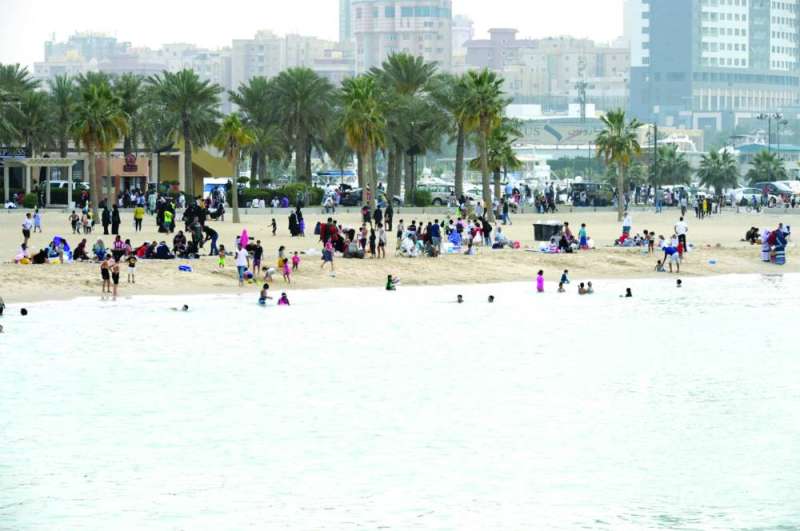 البحر المتنفس الوحيد للناس في زمن الجائحة	 (تصوير أسعد عبدالله)