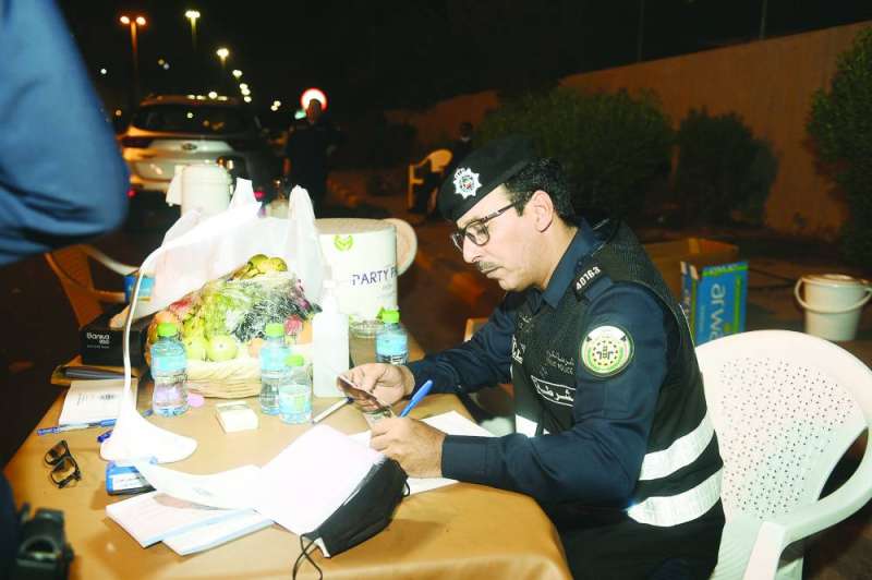 تحرير مخالفة لقائد إحدى الدراجات