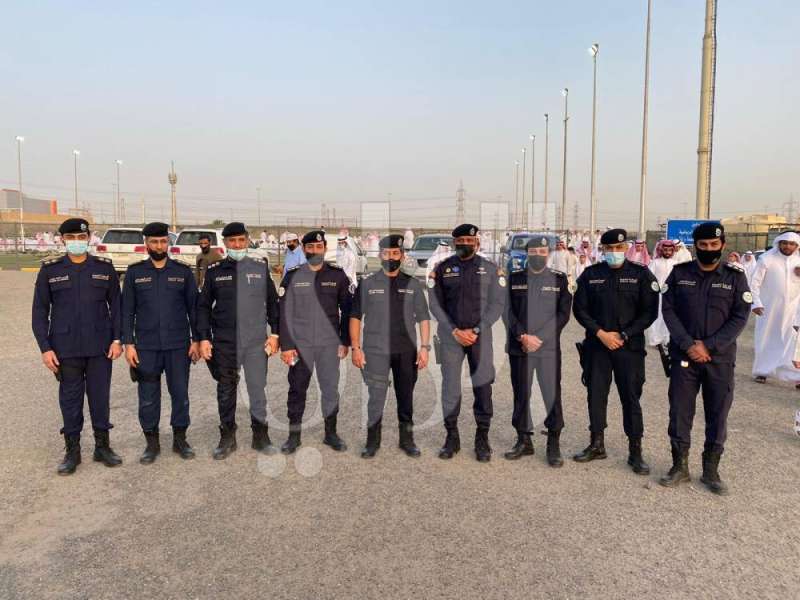 مدير أمن الأحمدي اللواء صالح مطر وعدد من القيادات الأمنية في محيط مصلى عيد الفطر في الصباحية