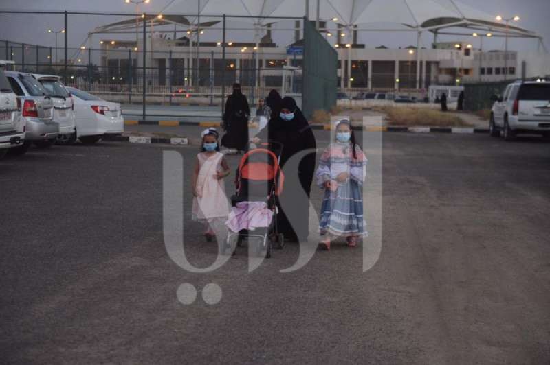 نساء وأطفال إلى الساحات لأداء صلاة العيد