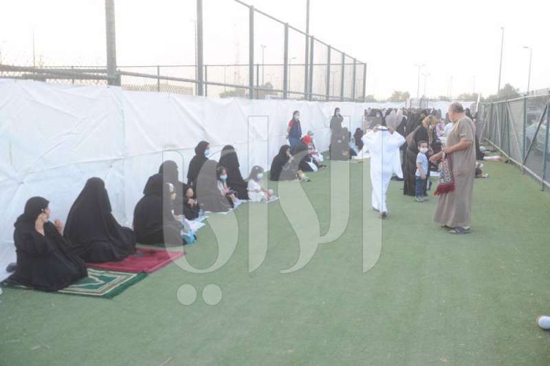 افترشن الأرض بانتظار الصلاة