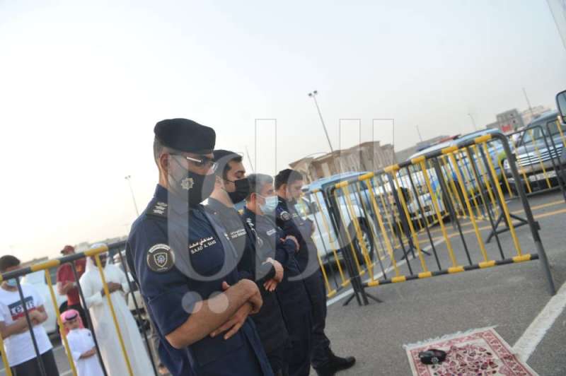 رجال الأمن يؤدون صلاة العيد مع المصلين في الساحات