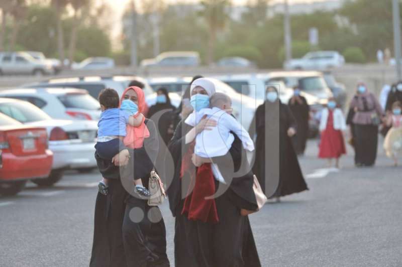 أمهات وأطفالهن الى المصليات