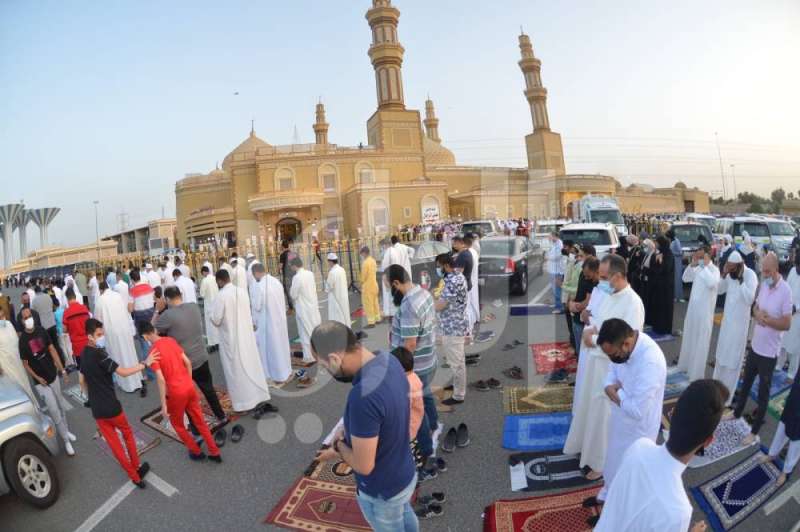 صفوف المصلين في محيط مسجد بلال بن رباح بمنطقة السلام